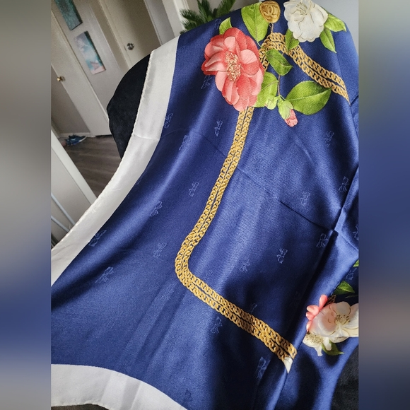 Authentic Chanel scarf - Picture 7 of 8